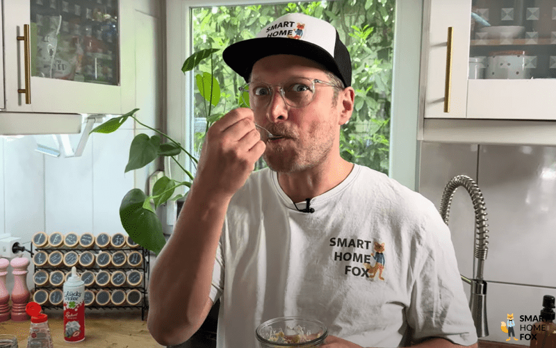 Ein Smart Home Fox Tester probiert selbstgemachtes Eis aus der Ninja Creami Eismaschine in der Küche.